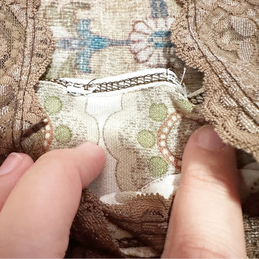 Y2K Brown and cream floral lace top with a V-neck and lace trim - Picture 5 of 7